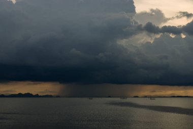 Denize düşen bulutlar ve yağmur.