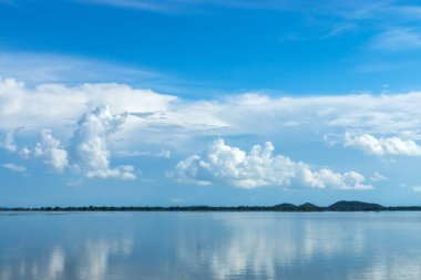 Mavi gökyüzü güneş ve bulut.