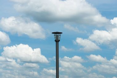 Arka plan gökyüzü ile elektrik direğinden.