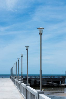 Arka plan gökyüzü ile elektrik direğinden.