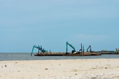 Denizde kum makineleri tarama.