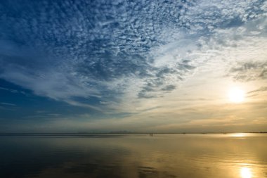 Beyaz bulut mavi gökyüzü ile göl üzerinde.