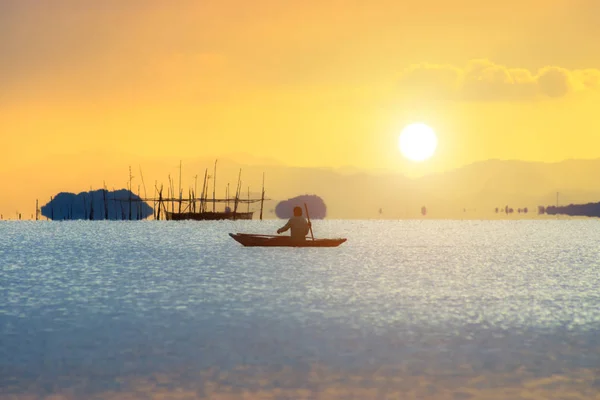 Silhouette pêcheur et coucher de soleil ciel sur le lac . — Photo