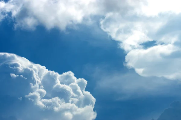 Céu azul com nuvem branca. — Fotografia de Stock