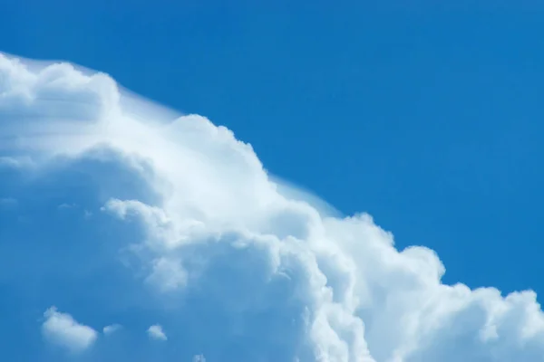白い雲と青い空. — ストック写真