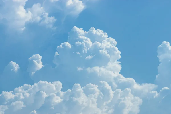 Cielo azul con nube blanca. — Foto de Stock