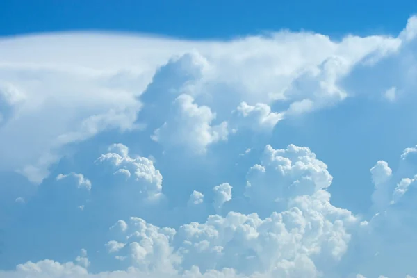 Nube del cielo con fondo azul cielo . — Foto de Stock