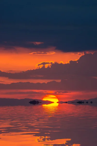 Ηλιοβασίλεμα στη λίμνη. — Φωτογραφία Αρχείου