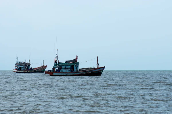 Rybářské lodě vyplouvají pro rybolov na moři. — Stock fotografie