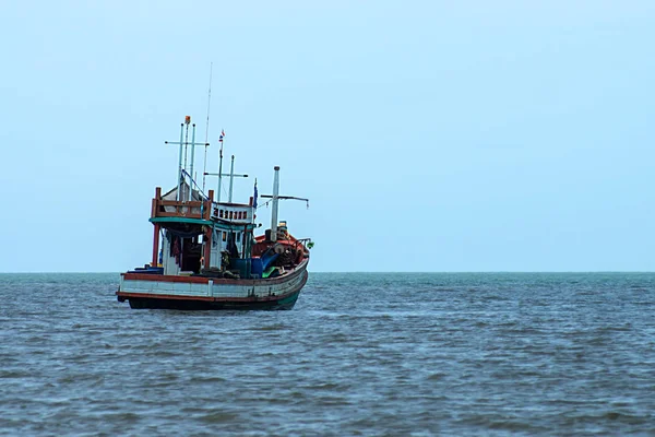Fishing boats leave for fishing in the sea. — Stock Photo, Image