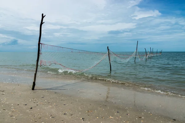 Pesca a rete nell'oceano quando l'acqua si è ritirata . — Foto Stock