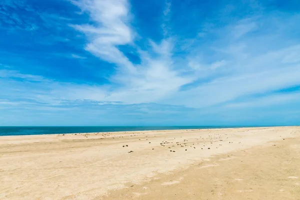 Пустой пляж без людей — стоковое фото
