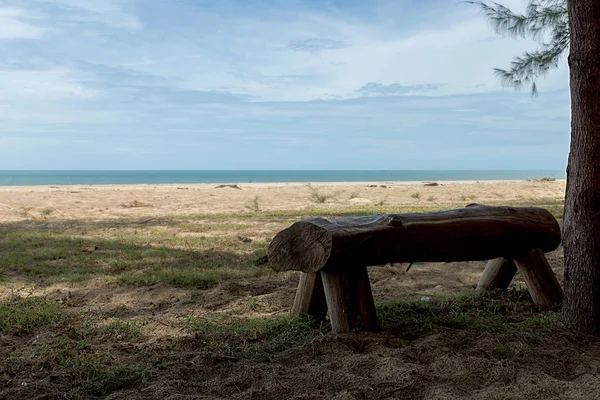 Silla de madera sobre arena — Foto de Stock