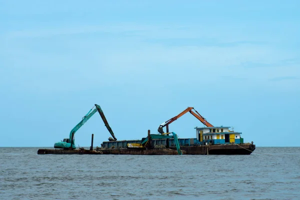 Machines are dredging sand in the sea. — Stock Photo, Image