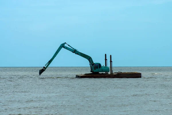 Las máquinas están dragando arena en el mar . —  Fotos de Stock