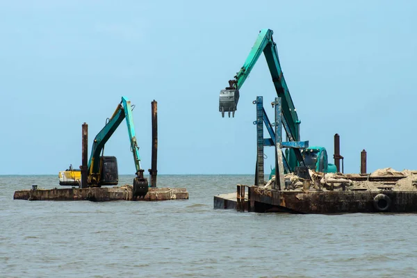 Las máquinas están dragando arena en el mar . —  Fotos de Stock