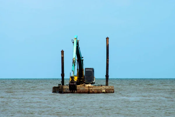 Machines are dredging sand in the sea. — Stock Photo, Image