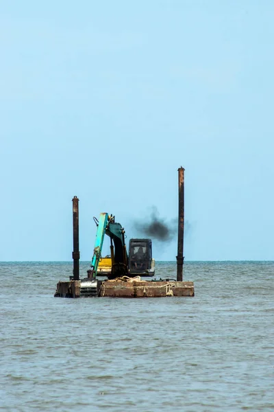 Las máquinas están dragando arena en el mar . —  Fotos de Stock