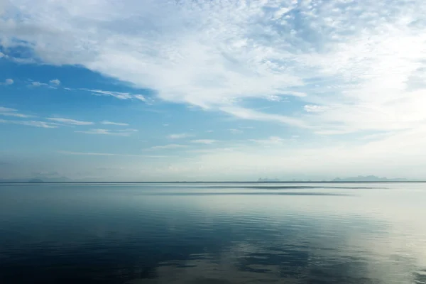 White cloud over the lake with blue sky. — Stock Photo, Image