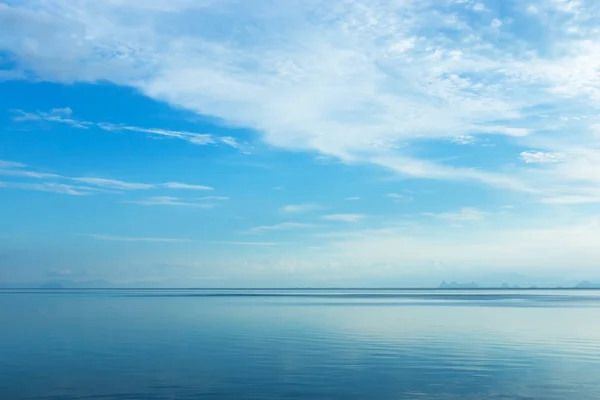 White cloud over the lake with blue sky. — Stock Photo, Image