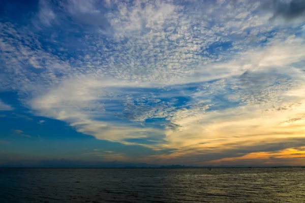 Nuvem branca sobre o lago com céu azul . — Fotografia de Stock