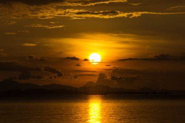 Kara bulut ile göl günbatımı.