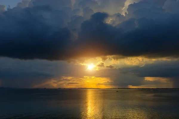 Pôr do sol no lago com nuvem escura . — Fotografia de Stock