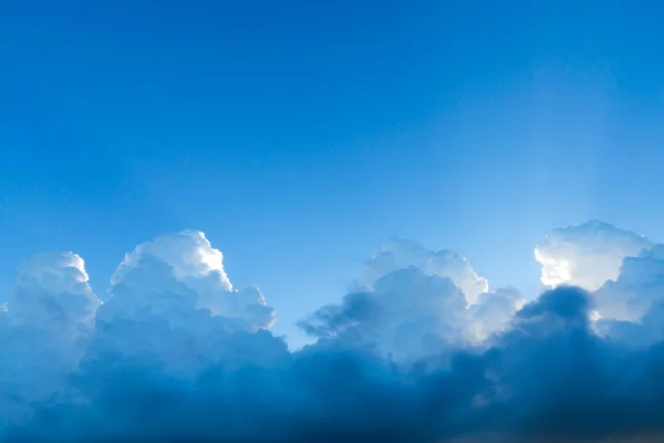 Cloud na pozadí modré oblohy se světlem. — Stock fotografie