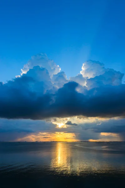 Sonnenuntergang am See mit dunklen Wolken. — Stockfoto