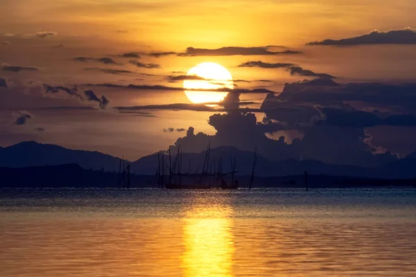 Pôr do sol no lago com nuvem escura . — Fotografia de Stock