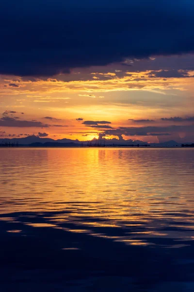 Pôr do sol no lago com nuvem escura . — Fotografia de Stock