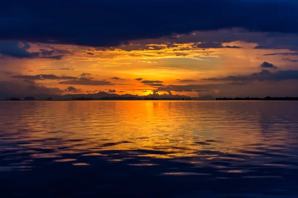 Puesta de sol en el lago con nube oscura . —  Fotos de Stock