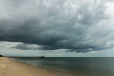 Bulut yağmur denizde.
