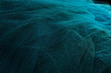 Mavi ağlar arka planda karanlık.