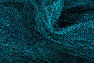 Mavi ağlar arka planda karanlık.