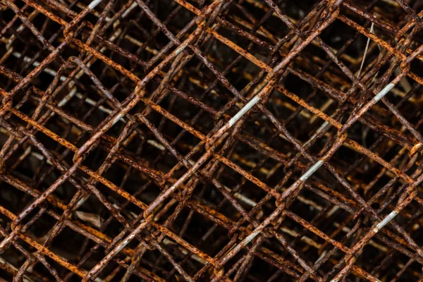 Vecchio recinto di filo pieno di ruggine . — Foto Stock