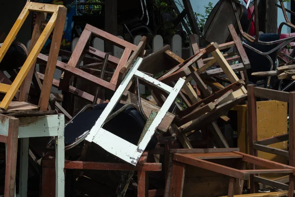 Stapel alter Bretter warten auf Recycling — Stockfoto