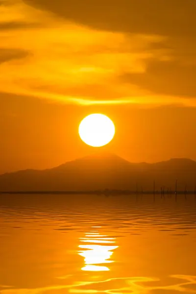 Großer Sonnenuntergang am See — Stockfoto