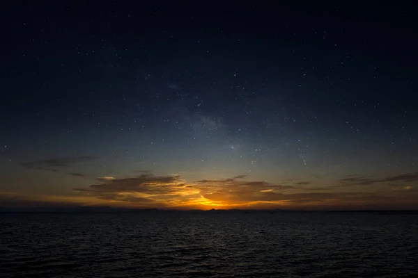 Soumraku oblohy na jezeře — Stock fotografie