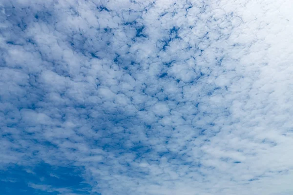 Céu azul com nuvem branca — Fotografia de Stock