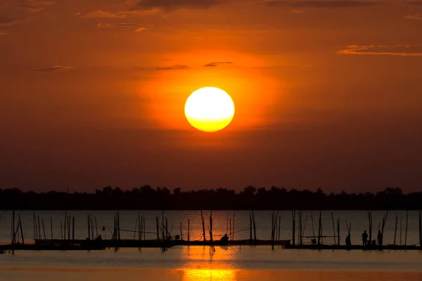 Grand soleil au bord du lac — Photo