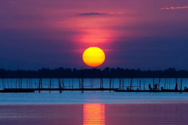 Grand soleil au bord du lac — Photo
