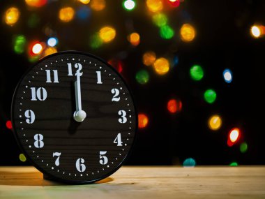 Siyah bir arka plan ile hafif bokeh.