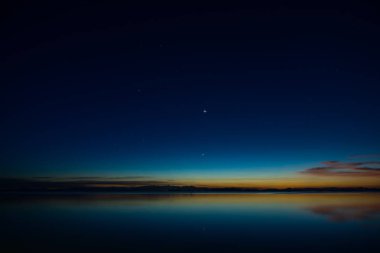 Alacakaranlık gökyüzü ilk yıldız.