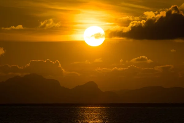 Zonsondergang aan het meer — Stockfoto