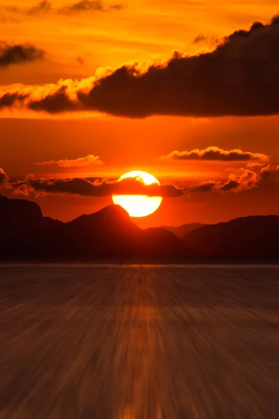 Zonsondergang aan het meer — Stockfoto