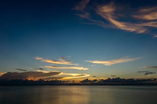 Himmel und See in der Dämmerung nach Sonnenuntergang. — Stockfoto