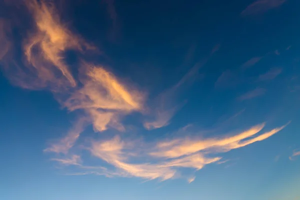 Nube naranja con cielo azul — Foto de Stock