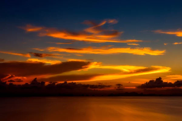 El cielo y el lago al atardecer . —  Fotos de Stock