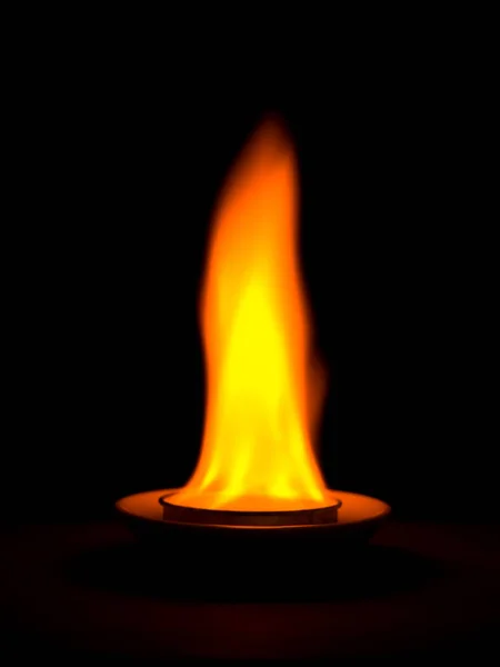 Fechar o fogo no fundo escuro — Fotografia de Stock